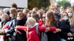 Беларуста нааразылык акцияларынын алкагында иш таштоого бир катар окуу жайларынын мугалимдери жана студенттери да кошулган. 26-октябрь, 2020-жыл.