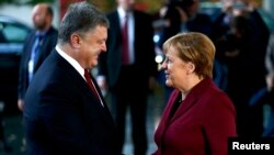 Петро Порошенко і Анґела Меркель на переговорах у Берліні, 19 жовтня 2016 року