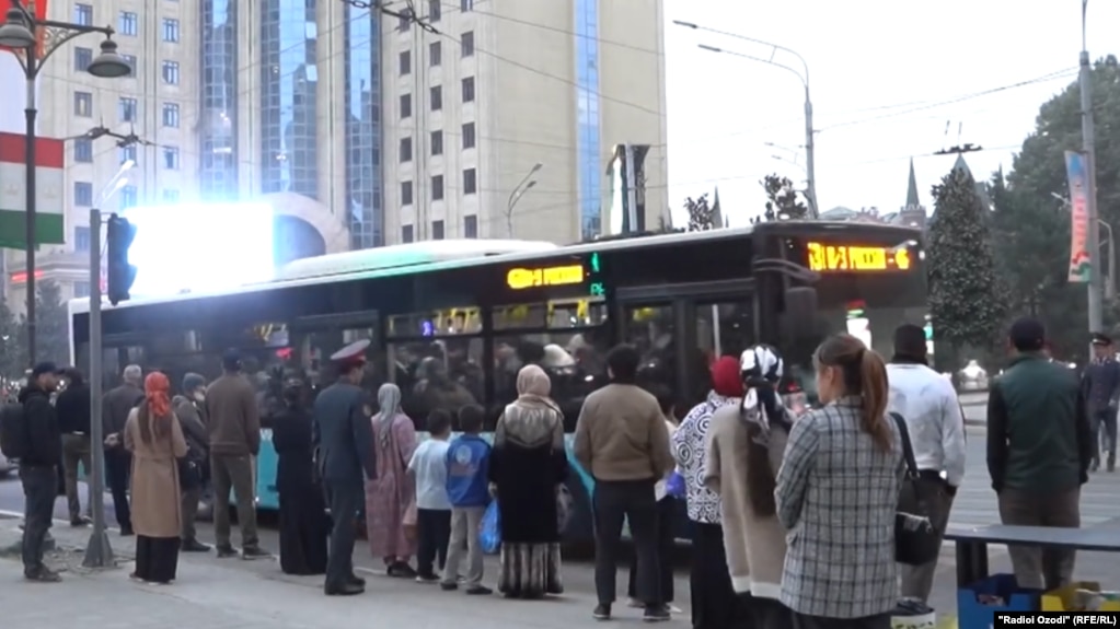 Шикояти сокинон, гилаи масъулон. Чаро аз Душанбе ба ноҳияҳо автобус намеравад?