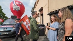 François Ruffin, un candidat al partidului populist de stânga, Franța Nesupusă, mergând din ușă în ușă la alegătorii din circumscripția sa, din nordul țării. Organizate pe circumscripții uninominale, alegerile parlamentare franceze seamănă mai mult ca un scrutin local.