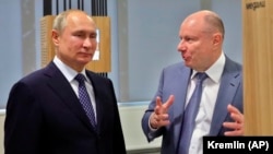 Billionaire Vladimir Potanin (right) and Russian President Vladimir Putin (file photo)