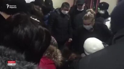 Әйел бөтелке шампанды кискасына тығып алды (видео)