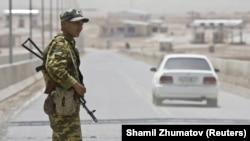 Tajik border guards reported that more than 300 Afghan troops fled across its border on July 3 and another 94 soldiers on July 4. (file photo)