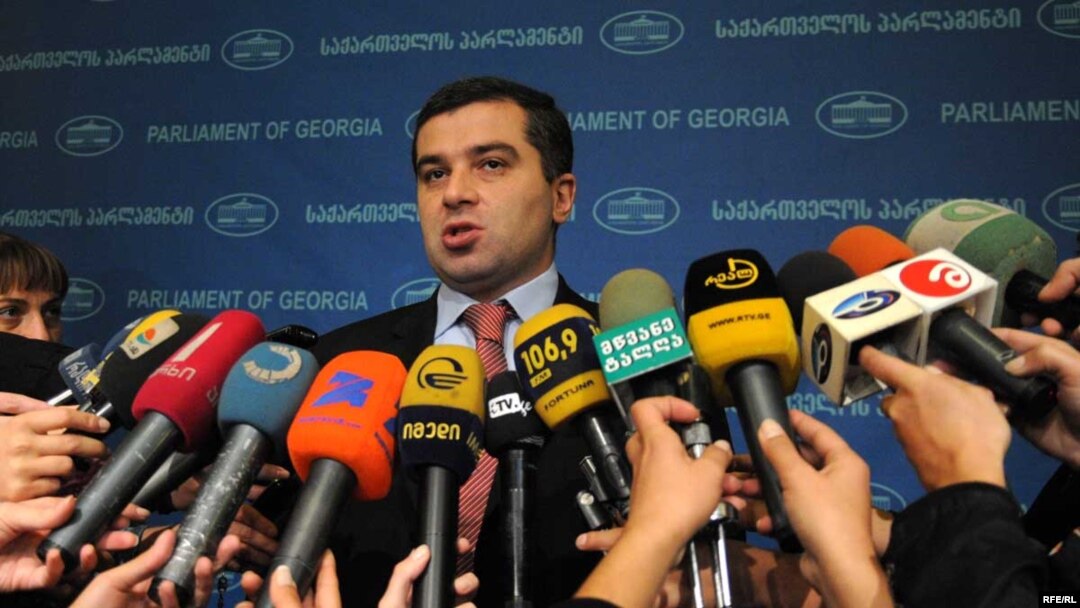 Исключением из правил "националов" можно считать и манеру общения этого политика с оппонентами. Если его однопартийцы используют крайне агрессивную риторику, то Бакрадзе всегда тщательно подбирает слова
