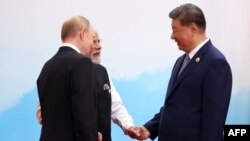 Vladimir Putin, Narendra Modi və Si Cinpinin Şanxay Əməkdaşlıq Təşkilatı sammitində ayaqüstü söhbəti