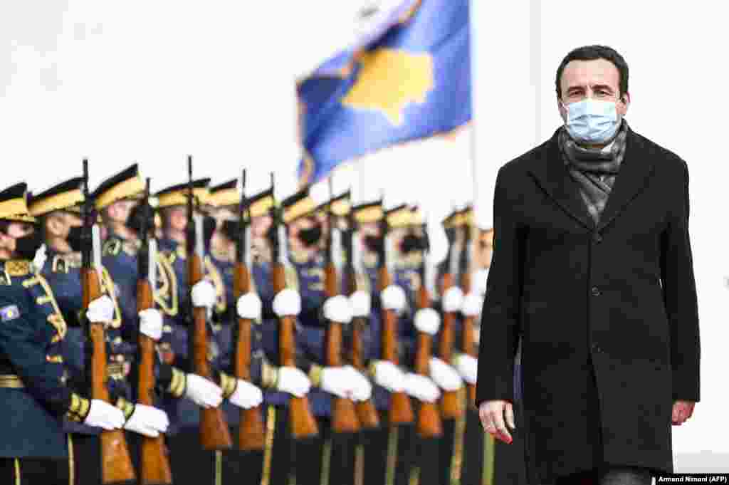 Kosovo je dobilo novog starog premijera - lidera pokreta Samoopredeljenje, Aljbina Kurtija. Godinu dana nakon što su poslanici u Skupštni Kosova izglasali nepoverenje njegovoj Vladi, Kurti je na vanrednim izborima sa Samoopredeljenjem osvojio većinu u parlamentu i ponovo je izabran za predsednika Vlade.