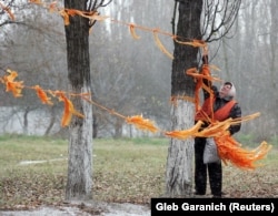 A municipal worker removes orange ribbons, the campaign colour of presidential candidate Viktor Yushchenko, from trees in Kyiv on November 20, the day before the runoff vote. Campaigning is prohibited on the eve of elections in Ukraine.