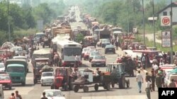 Desetine tisuća izbjeglica iz Hrvatske nakon "luje" čeka na dozvolu da uđu u Banjaluku, 7. kolovoz 1995. godine