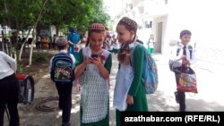 Mekdep okuwçylary, Aşgabat 