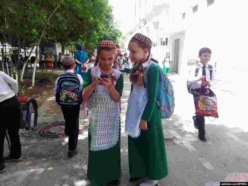 У школах Туркменістану популярна форма зеленого кольору