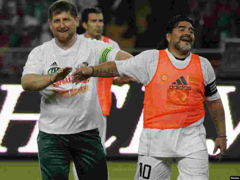 Čečenija - Predsjednik Ramzan Kadirov (L) i nogometna legenda Diego Maradona na utakmici kojom je svečano otvoren novi stadion u Groznom, 11.05.2011. Foto: Reuters / Eduard Korniyenko 