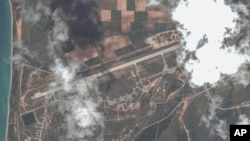Спутниковые снимки ударов по аэродрому в Севастополе. Иллюстративное фото