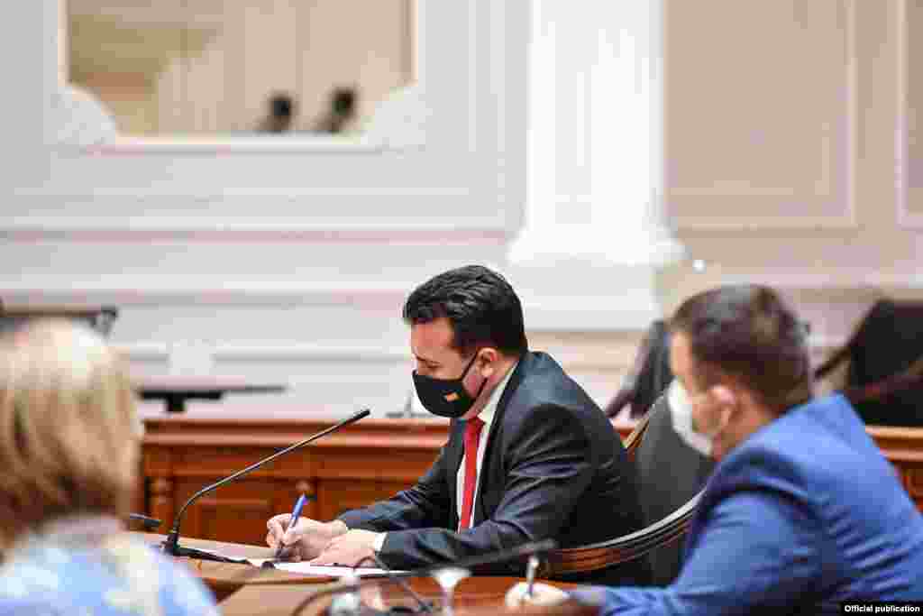 МАКЕДОНИЈА - Премиерот Зоран Заев денеска ја отфрли можноста за одржување предвремени парламентрни избори заедно со локалните, а нагласи дека пописот дефинитивно ќе се спроведе од 1 до 21 април годинава и дека нема веќе потреба од дебата за пописот, која се води од 2012 година.