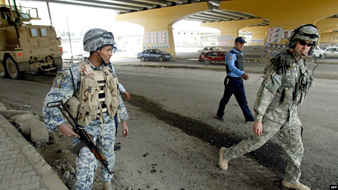 سربازان آمریکایی در محل انفجار یک بمب کنار جاده ای در بغداد. عکس تزئینی است
