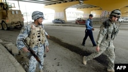 سربازان آمریکایی در محل انفجار یک بمب کنار جاده ای در بغداد. عکس تزئینی است