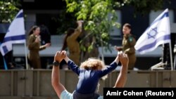 Në Tel Aviv një burrë vallëzon me fëmijën e tij gjatë pandemisë. Foto nga arkivi. 