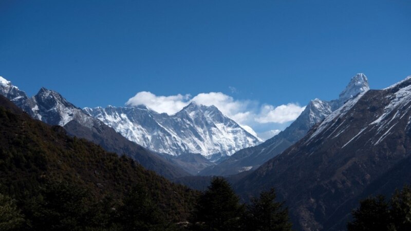 Двајца алпинисти настрадаа на Монт Еверест