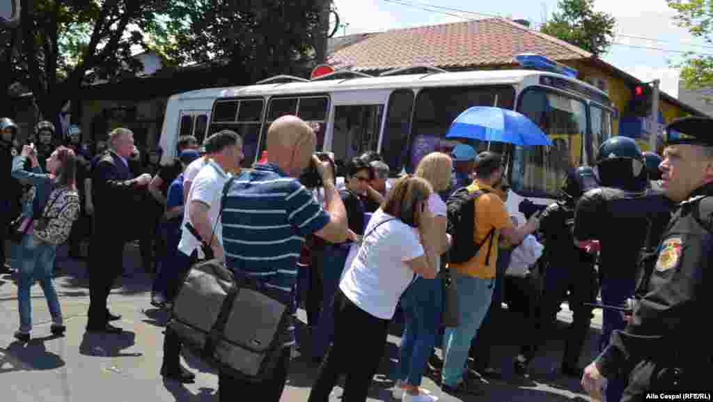 Participanții la marșul LGBT &bdquo;Fără frică&rdquo; sînt evacuați cu autobuzul.