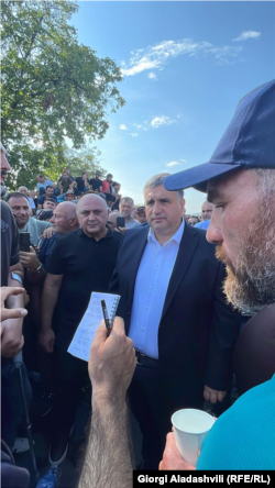 დემონსტრანტებთან კახეთის მხარეში სახელმწიფო რწმუნებული, პლატონ კალმახელიძე მივიდა