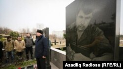Журналисты собрались на кладбище, чтобы почтить память убитого в 2005 году журналиста Эльмара Гусейнова 