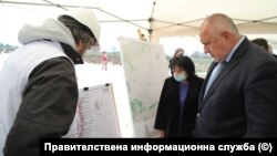 Премиерът Бойко Борисов и министърът на енергетиката Теменужка Петкова на строителната площадка на интерконектора