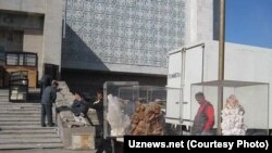 Музей бузилиб, нодир экспонатлар вазирлик биносидан ажратилган хонага кўчирилмоқда. Сурат Uznews.net сайтидан олинди.