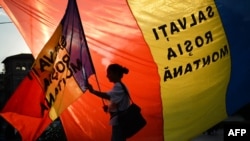 Protestatară în timpul demonstraţiilor de la Bucureşti, 8 septembrie 2013 