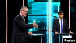 Udhëheqësi i Partisë Laburiste, Keir Starmer, dhe kreu i Partisë Konservatore, njëherësh kryeministër Rishi Sunak gjatë një debati televiziv, në Mançester, Britani, 4 qershor 2024.
