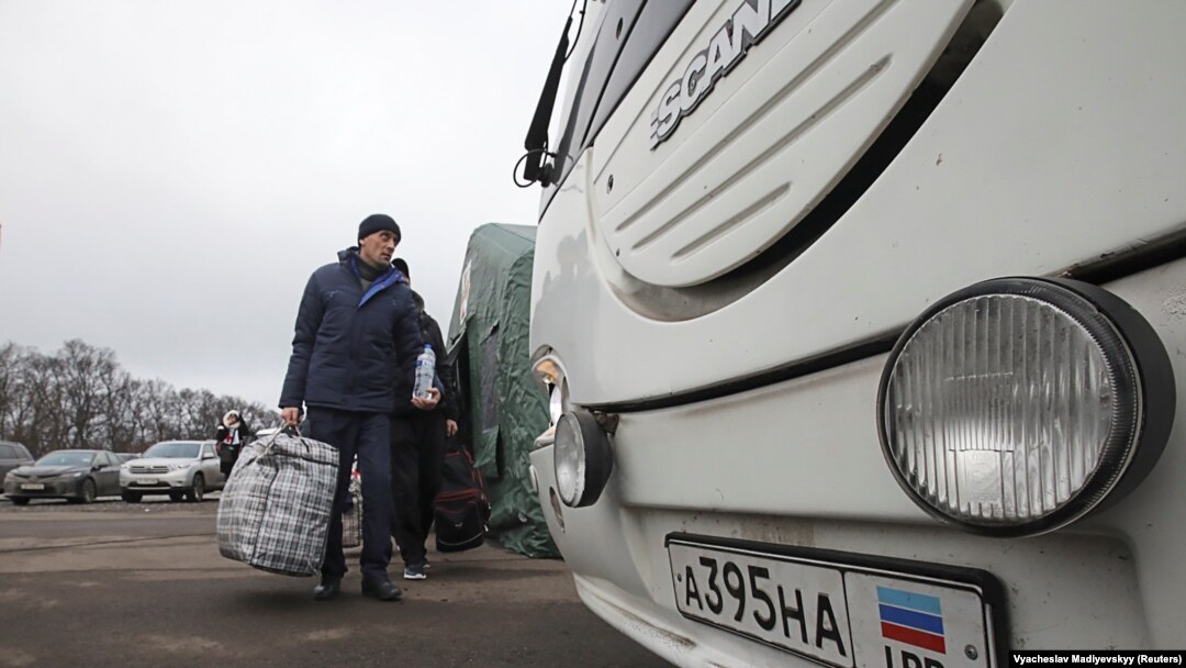 У рамках обміну, що відбувся 29 грудня на Донбасі, підтримувані Росією угруповання «ДНР» і «ЛНР» видали Україні 76 людей: 12 військових і 64 цивільних