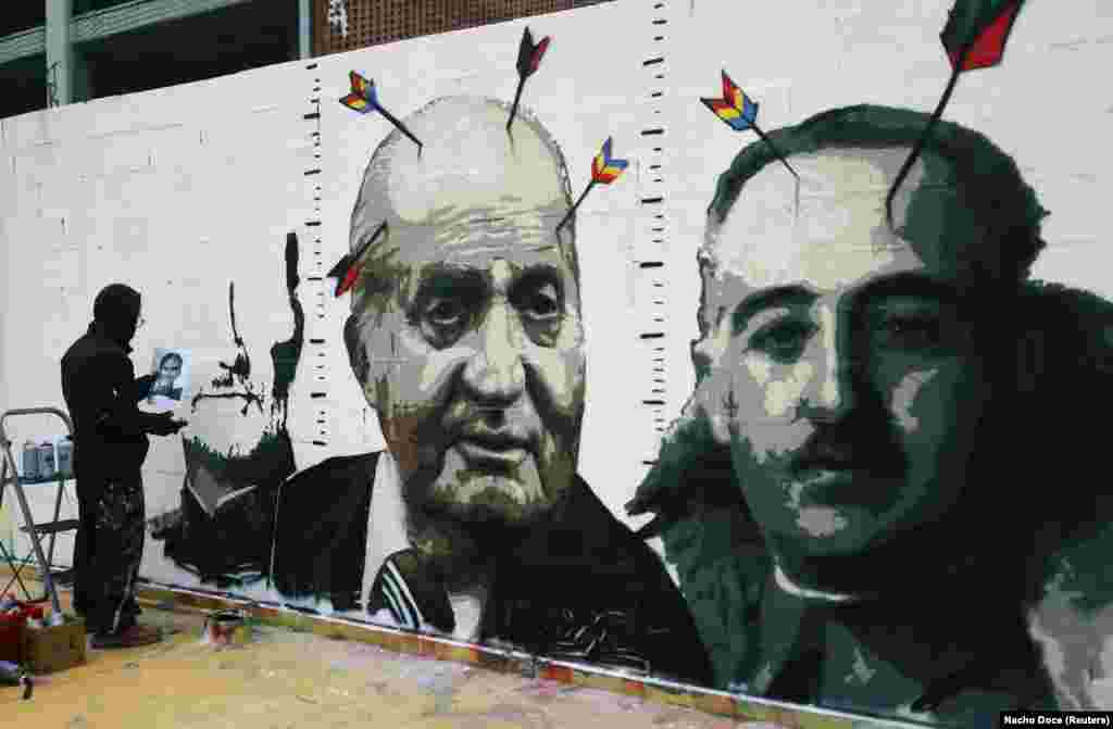 A cenzúra ellen és Pablo Hasel rapper mellett szólaltak fel Katalóniában. Az ismert spanyol rapperre 9 hónap börtönt szabtak ki - a bírósági ítélet szerint becsmérlő dalszövegei miatt. A képen látható graffittire éppen Fülöp királyt festi fel ez a férfi a korábbi spanyol király, János Károly és a volt diktátor, Francisco Franco mellé.