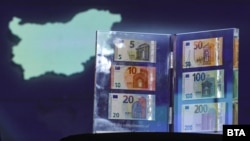 Бъдещите български еврови банкноти са изложени по време на конференцията "На прага на еврозоната", организирана от БНБ в София с участието на президентката на ЕЦБ Кристин Лагард, еврокомисаря Валдис Домбровскис и директорката на МВФ Кристалина Георгиева, 4 ноември 2025 г.