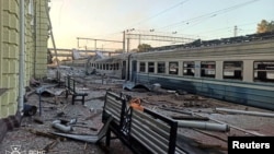 Наслідки російського удару по поїзду на залізничній станції в Лозовій,  5 серпня 2025 року
