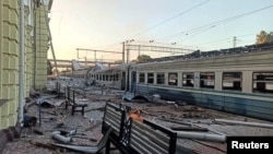 Наслідки російського удару по поїзду на залізничній станції в Лозовій, 5 серпня 2025 року