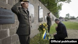 Петро Порошенко встановив вінок біля меморіальної дошки у комплексі «Концентраційний табір Заксенгаузен», 20 травня 2017 року 
