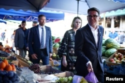 Prim-ministrul britanic Andy Burnham vizitează piața Lukanivska din Kiev, Ucraina, pe 24 august 2026