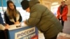 Voluntarii partidului Rusia Unită colectând semnături pentru candidatura lui Vladimir Putin la magazinul universal GUM, din apropierea Pieței Roșii, la Moscova (16 ianuarie). Scene similare au fost în ultima vreme în toată Rusia și în regiunile ucrainene ocupate. 