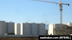 Aşgabadyň Parahat-7 etrapçasynda jaý gurluşygy (arhiw suraty) 