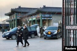 Dricurile ajung la un crematoriu din Beijing, însă autoritățile continuă să nege existența deceselor de Covid-19.