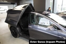 Tesla X. Model expus la sediul Teslounge. Un vehicul similar a cumpărat și Pro România.