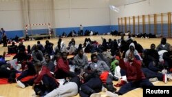 Деңизден куткарылган мигранттар Испаниянын түштүгүндө спорттук залга жайгаштырылган учур. 28-июнь, 2018-жыл. 