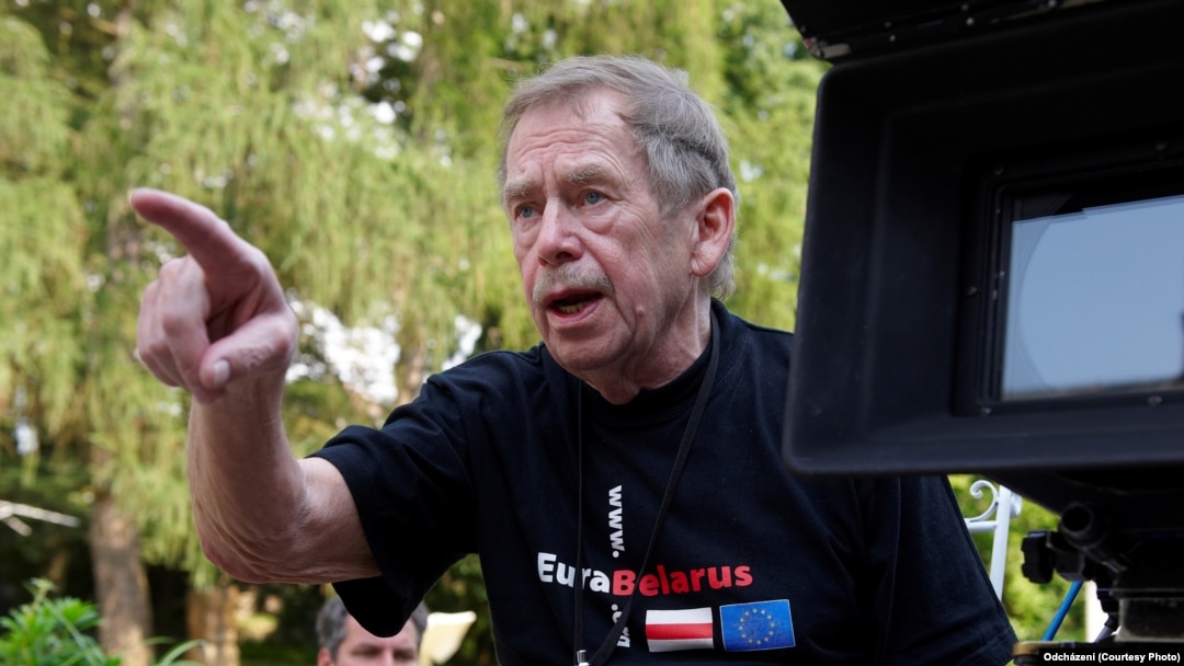 Вацлав Гавел на съемках фильма "Уход"