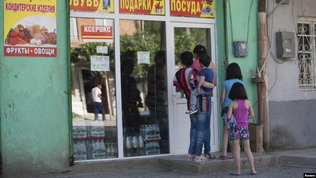 По мнению югоосетинских экспертов, граждане недовольны экономическим положением и парламент обязан серьезно спросить с чиновников о проделанной работе