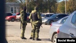 Російські силовики обшукують будівлю, де раніше розміщувався телеканал ATR, 2 листопада 2015 року