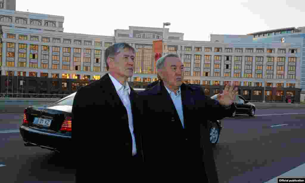Прогулка Назарбаева и Атамбаева по ночной Астане во время официального визита президента КР в Казахстан