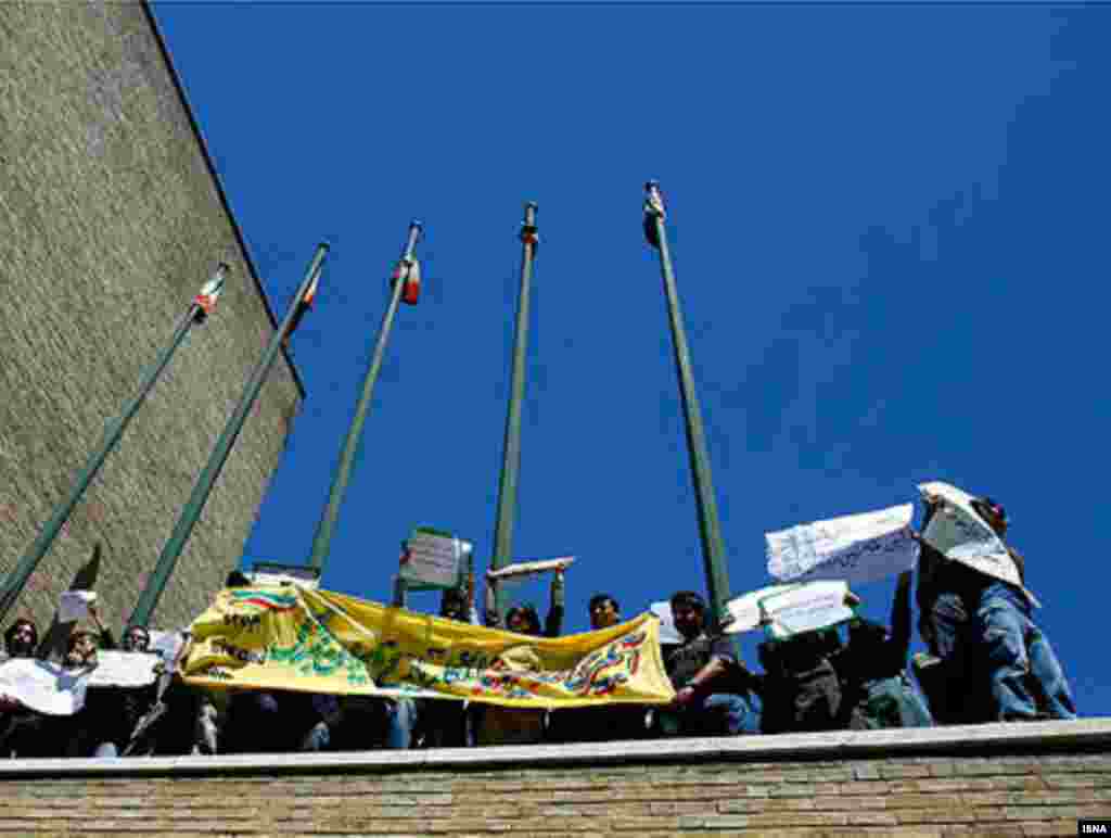 Iran, Demonstration in Tehran against a dam project that critics say will likely flood the country's grandest archeological sites, 04/21/2007