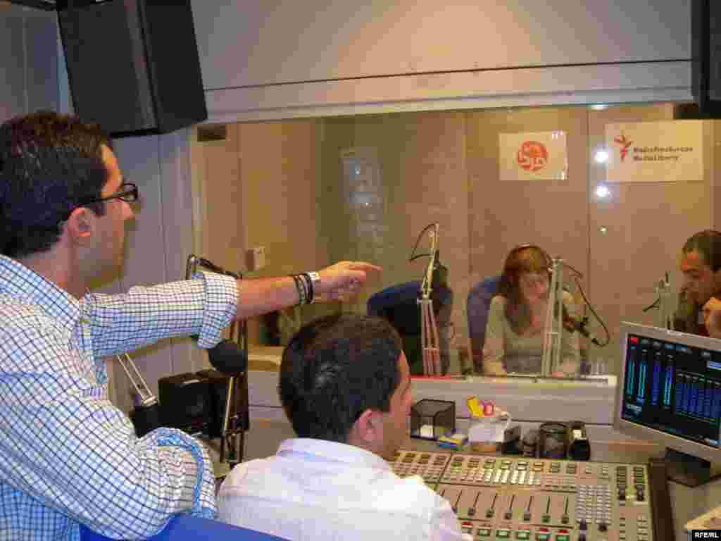 توماج طاهباز و فرين عاصمی در استوديو و ميرويس در اتاق فرمان ظاهرا چاره ای جز گوش دادن به کيوان حسينی ندارند