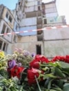 Унаслідок російської атаки на Київ у ніч проти 31 липня загинула 31 людина, з них 5 – діти. Кияни приносять на місце трагедії квіти та іграшки. 1 серпня у Києві оголосили Днем жалоби<br><br>
