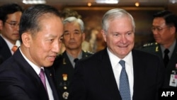 Ким Тэ Ён (слева)