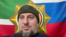 Апти Алаудинов на фоне флага спецназа "Ахмат"