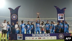 هندۍ لوبډله د لوبلړۍ تر ګټلو وروسته له جام سره د انځور اخیستو پر مهال - د ډېسېمبر شپږمې انځور. 